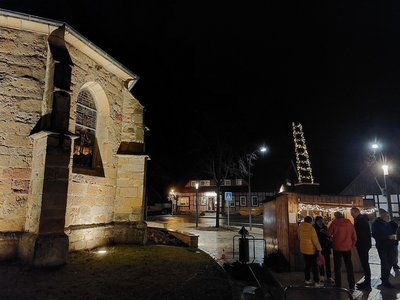 IGL_2025_Nikolausveranstaltung_erleuchtete_Kirche_Bude_Himmelsleiter.jpg