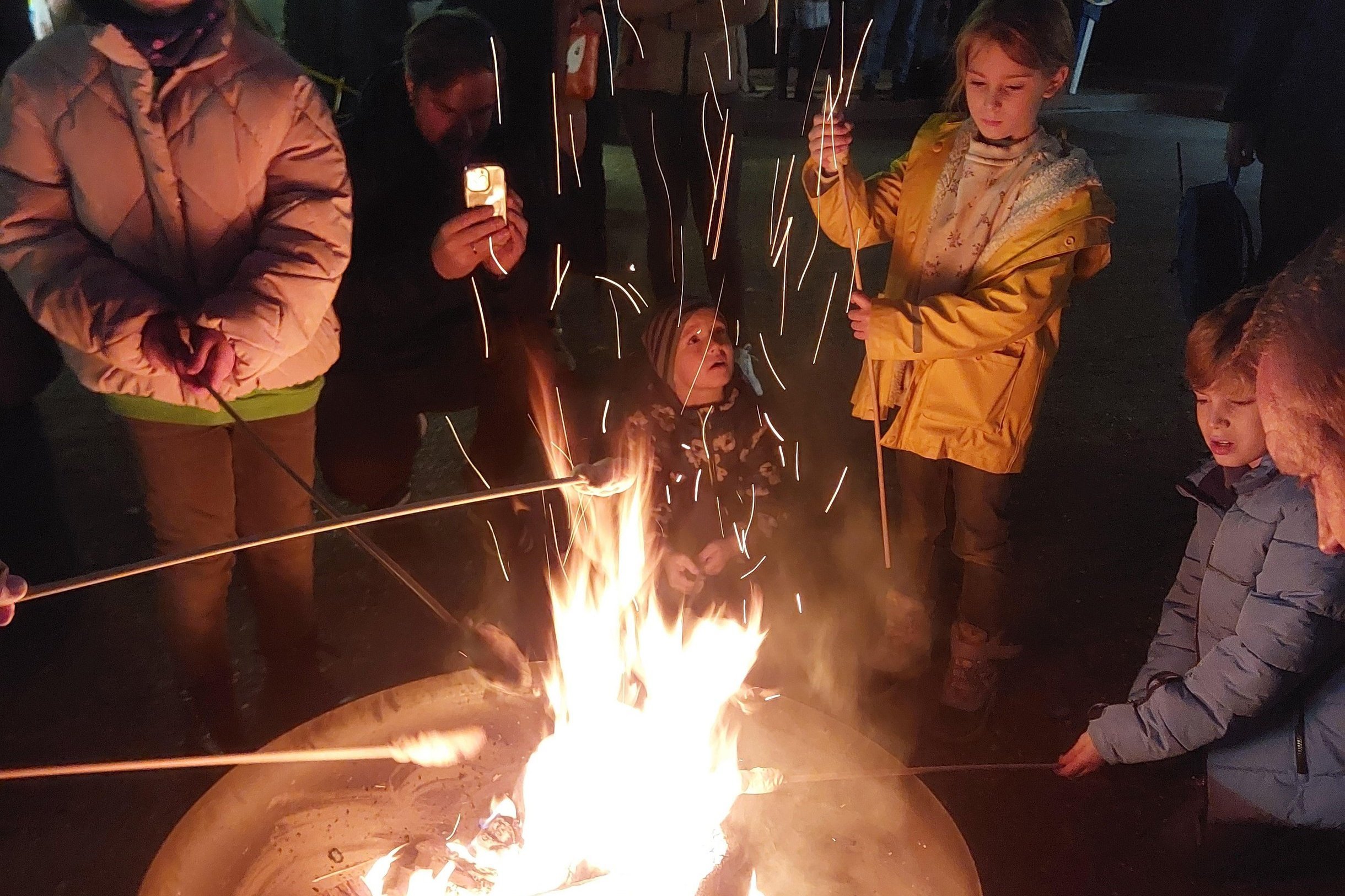 Martinsmarkt_2025_Stockbrot_am_Feuer.jpg Martinsmarkt_2025_Stockbrot_am_Feuer.jpg