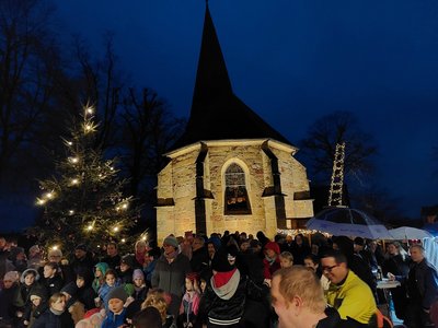 IGL_2025_Nikolausveranstaltung_Menschenmenge_vor_beleuchteter_Kirche_mit_Himmelsleiter.jpg