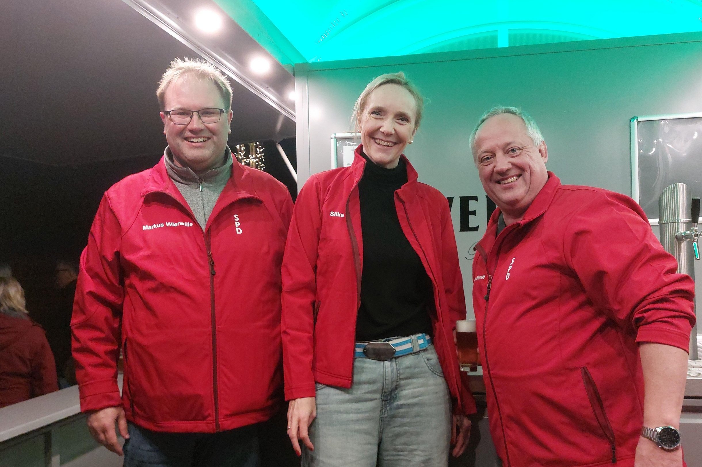 Martinsmarkt_2025_Team_SPD_Ledde_im_Getränkestand.jpg Martinsmarkt_2025_Team_SPD_Ledde_im_Getränkestand.jpg