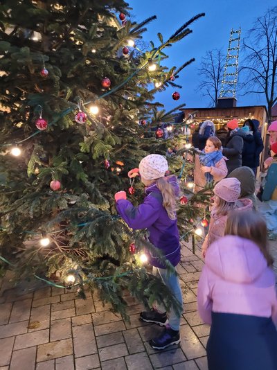 IGL_2025_Nikolausveranstaltung_Kinder_schmücken_Baum.jpg