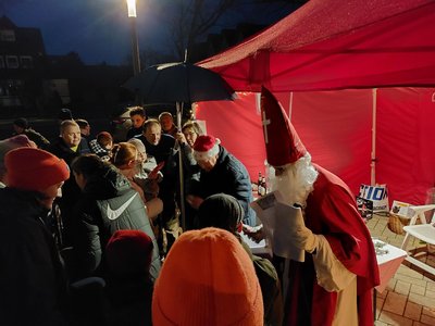 IGL_2025_Nikolausveranstaltung_Nikolaus_beschenkt_Kinder.jpg